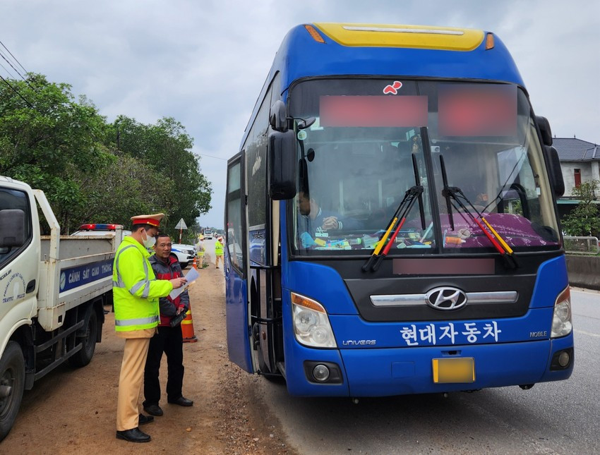 Lực lượng chức năng xử lý hàng nghìn trường hợp vi phạm giao thông. Lực lượng chức năng xử lý hàng nghìn trường hợp vi phạm giao thông.