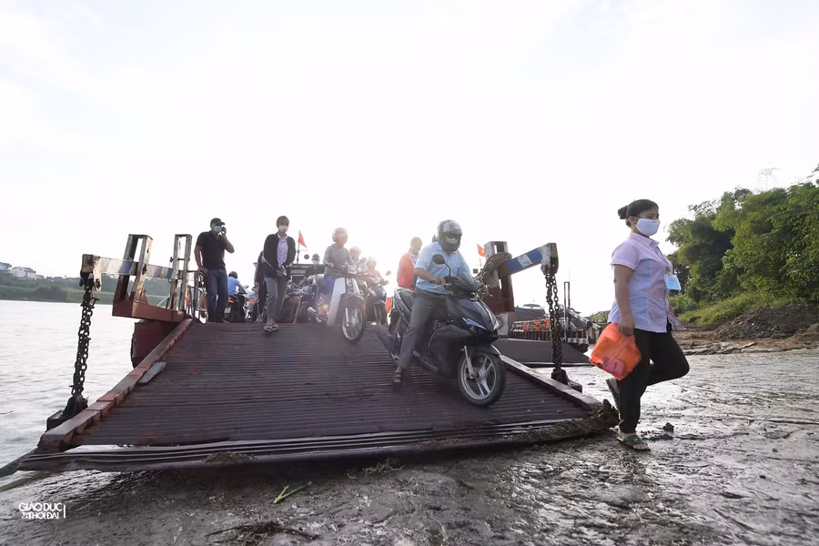 Hàng trăm người đứng chờ hàng giờ để lên phà đi Vĩnh Phúc - Phú Thọ ảnh 8