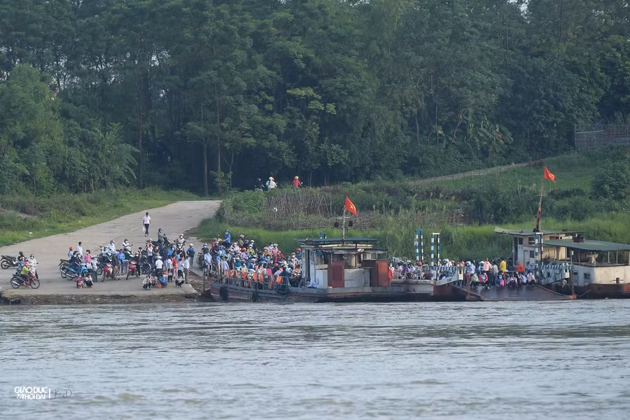 Trong buổi sáng nay (27/9), tại bến phà Đức Bác, lượng người đi làm qua phà quá đông dẫn tới tình trạng ùn tắc cục bộ, nhiều công nhân từ Vĩnh Phúc sang Phú Thọ làm việc phải đi đường vòng qua cầu Việt Trì.