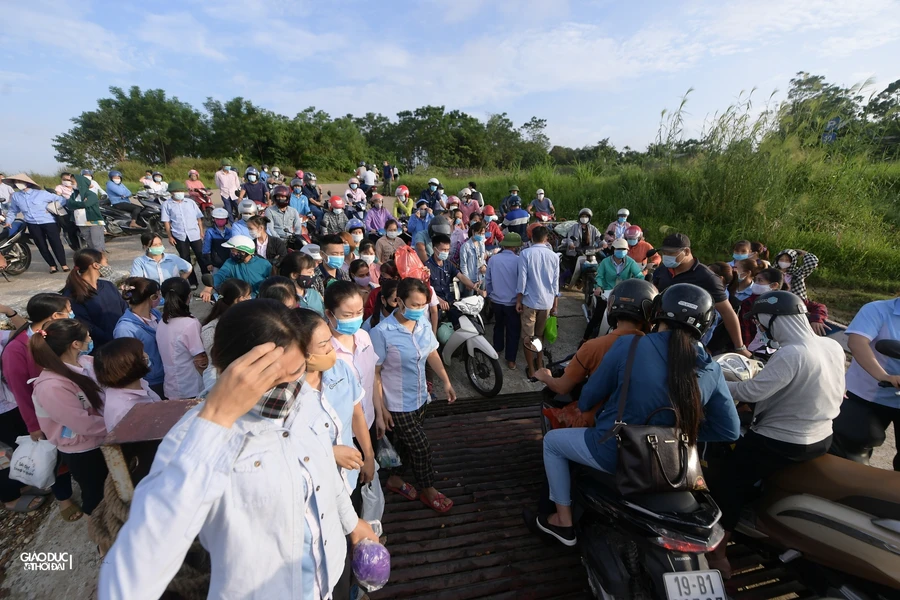 Lên xuống phà tại mỗi bến dễ có hiện tượng ùn ứ.