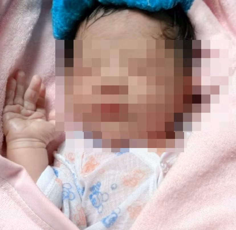 Cháu bé sơ sinh chào đời khoẻ mạnh.