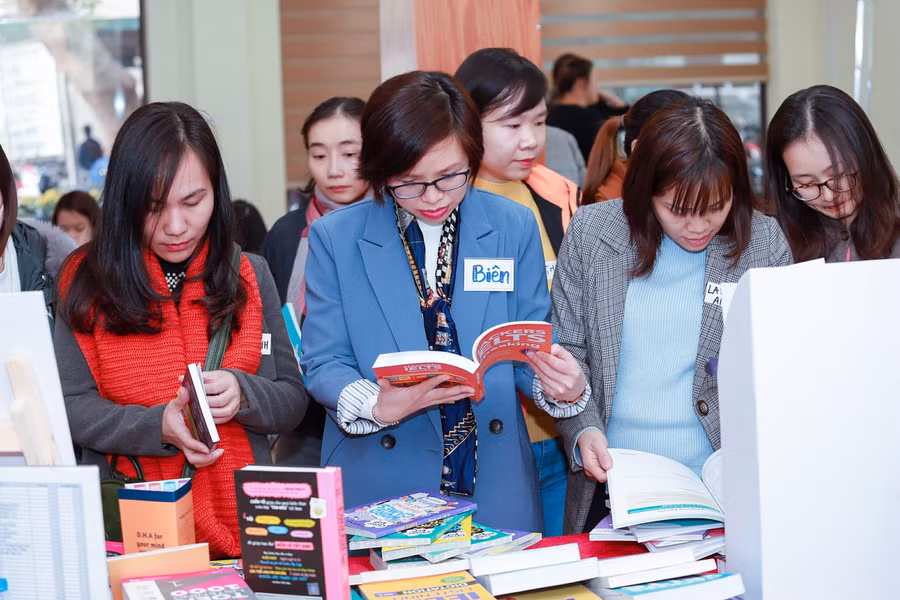 Cuốn sách được nhiều người quan tâm .