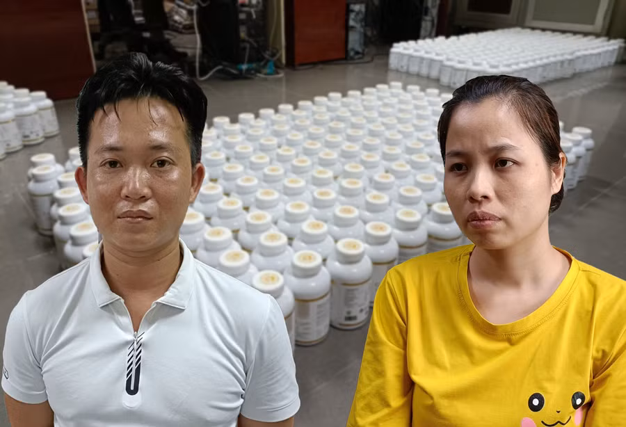 Hai đối tượng Vân và Sỹ cùng số lượng lớn thực phẩm chức năng giả.