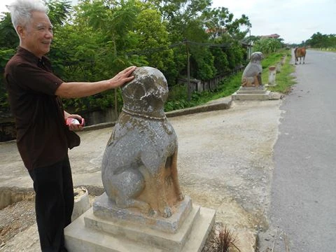 Tượng cặp chó đá ở lối vào thôn Thượng (xã Viên Nội, huyện Ứng Hòa, Hà Nội). Nguồn ảnh: An ninh Thủ đô