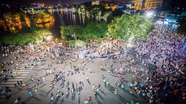 Không gian đi bộ khu vực hồ Hoàn Kiếm thu hút rất đông người dân tham gia vào dịp cuối tuần