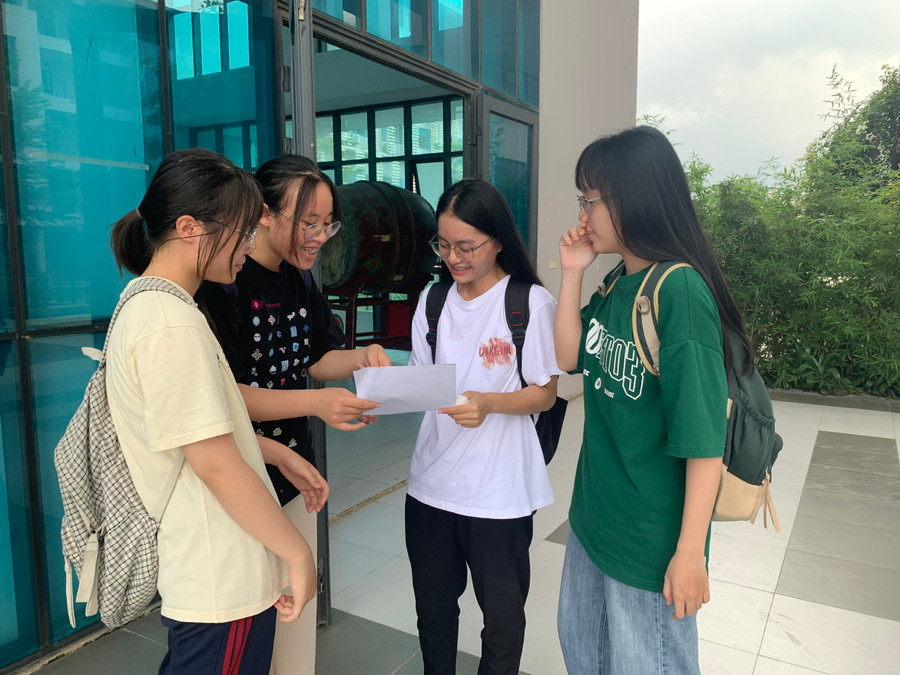 Nhóm các bạn Hoàng Diệu Hương, Lại Lan Hương, Kiều Hồng Hạnh và Mai Vũ Thảo Nguyên. Nhóm các bạn Hoàng Diệu Hương, Lại Lan Hương, Kiều Hồng Hạnh và Mai Vũ Thảo Nguyên.