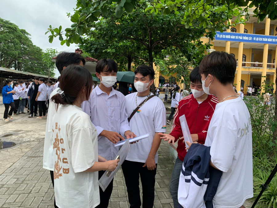 Thí sinh điểm thi Trường THPT A Phủ Lý tự tin với kết quả bài làm của mình. Thí sinh điểm thi Trường THPT A Phủ Lý tự tin với kết quả bài làm của mình.