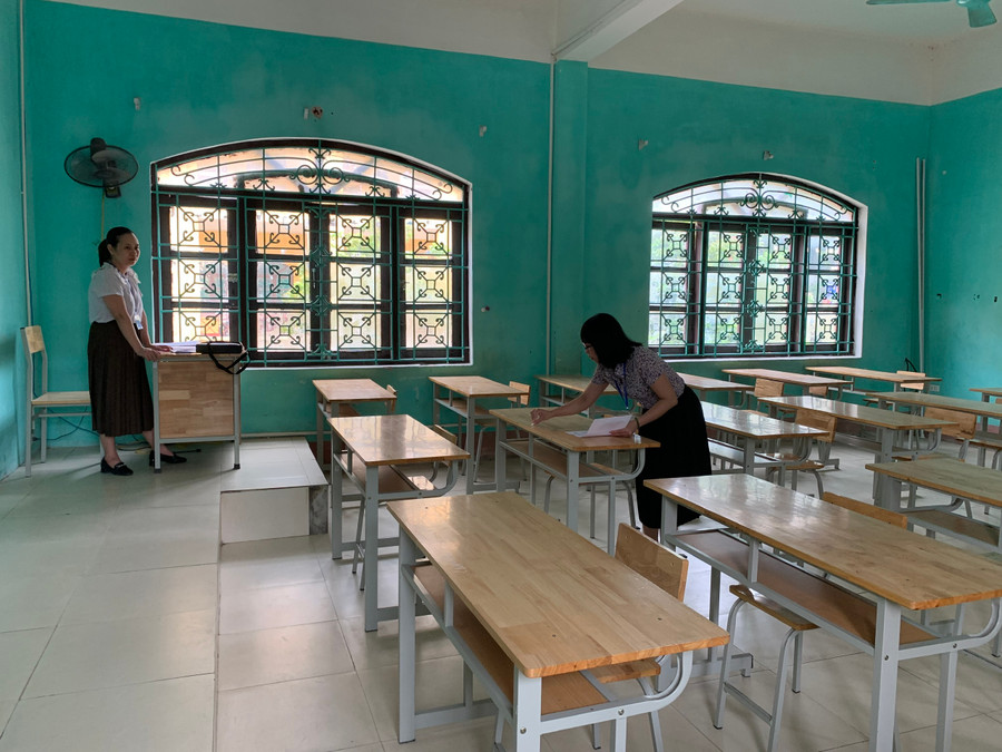 Cán bộ coi thi viết số báo danh tại phòng thi, điểm thi Trường THPT A Phủ Lý.