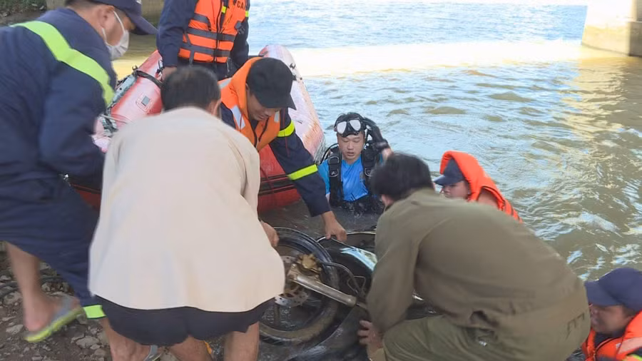 Lực lượng chức năng trục vớt chiếc xe máy phương tiện gây án để phục vụ công tác điều tra