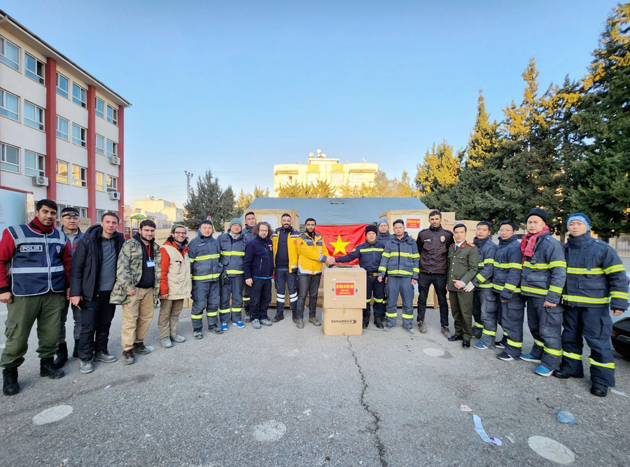 Đoàn Việt Nam đã trao tặng 2 tấn thiết bị y tế cho phía Thổ Nhĩ Kỳ.