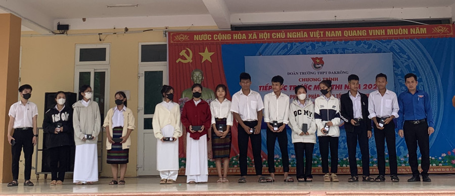 Đoàn Trường THPT Đakrông cho học sinh khó khăn mượn máy tính để tham dự kỳ thi tốt nghiệp THPT năm 2024. Đoàn Trường THPT Đakrông cho học sinh khó khăn mượn máy tính để tham dự kỳ thi tốt nghiệp THPT năm 2024.
