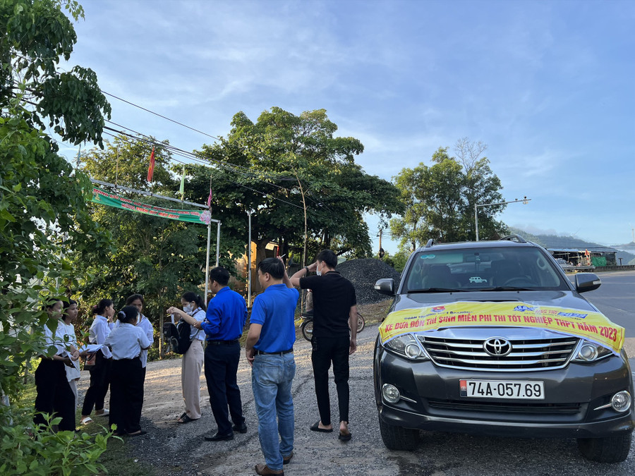 Xe đưa đón thí sinh phát huy hiệu quả tại kỳ thi tốt nghiệp năm trước. Xe đưa đón thí sinh phát huy hiệu quả tại kỳ thi tốt nghiệp năm trước.