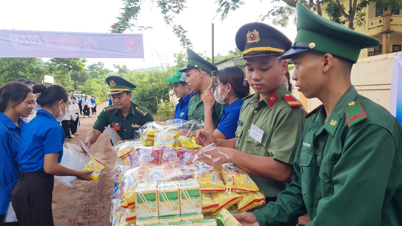 Công an, bộ đội đồng hành cùng thí sinh miền núi dự thi. Công an, bộ đội đồng hành cùng thí sinh miền núi dự thi.