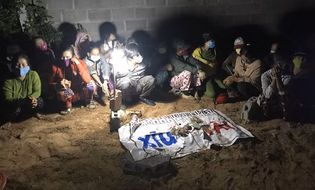 Nhóm đối tượng có hành vi tụ tập đánh bạc giữa mùa dịch bị cơ quan chức năng bắt giữ. Ảnh: Công an Bình Thuận.