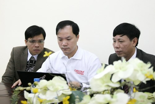 Thầy Đinh Tiến Hoa (ngoài cùng bên phải) trả lời câu hỏi của bạn đọc tại buổi giao lưu trực tuyến do báo Giáo dục & Thời đại tổ chức Thầy Đinh Tiến Hoa (ngoài cùng bên phải) trả lời câu hỏi của bạn đọc tại buổi giao lưu trực tuyến do báo Giáo dục & Thời đại tổ chức