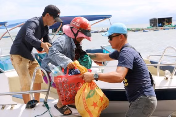 Thủ tướng biểu dương hành động dũng cảm cứu người trong bão dữ