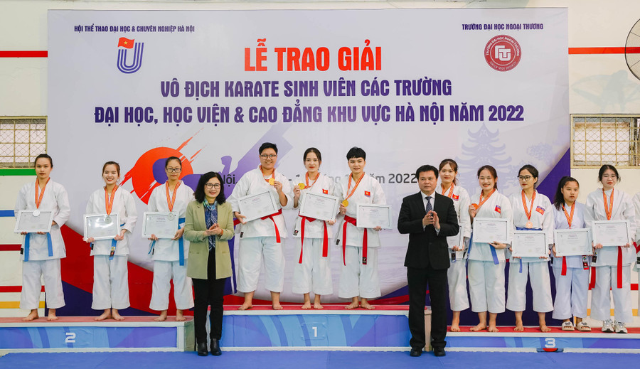 PGS.TS Lê Thị Thu Thủy - Chủ tịch Hội đồng Trường ĐH Ngoại Thương trao quà lưu niệm cho các đội. PGS.TS Lê Thị Thu Thủy - Chủ tịch Hội đồng Trường ĐH Ngoại Thương trao quà lưu niệm cho các đội.