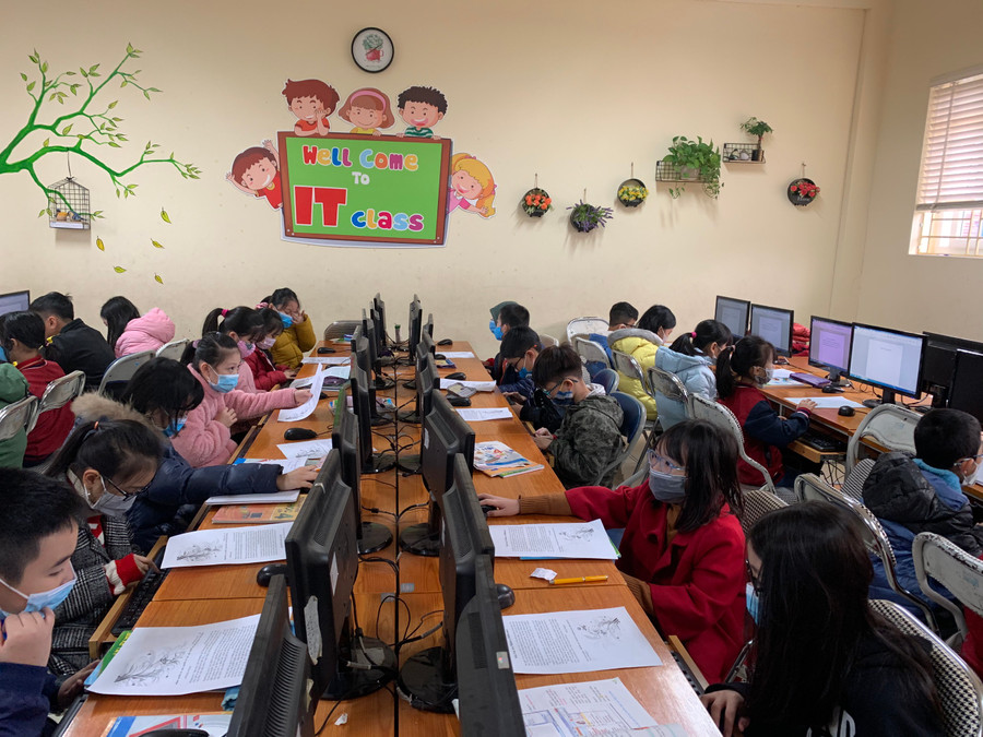 Nhà trường trang bị đầy đủ xà bông, khẩu trang để thầy trò rửa tay thường xuyên phòng, chống dịch bệnh. Đồng thời, nhà trường cũng tăng cường tuyên truyền đến học sinh và phụ huynh về các biện pháp phòng, chống dịch bệnh, đeo khẩu trang đúng cách...