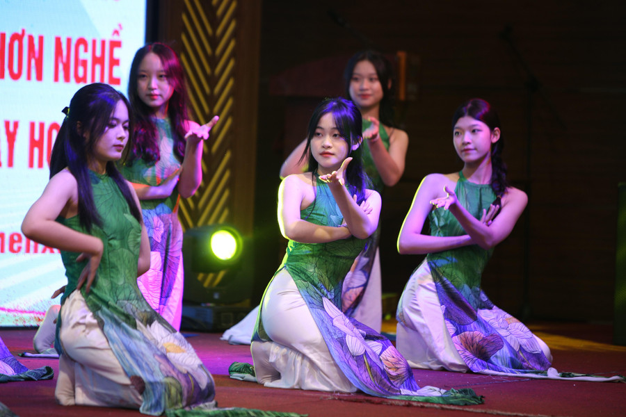 Một số tiết mục văn nghệ tại lễ trao giải do học sinh đến từ các trường THPT biểu diễn. Một số tiết mục văn nghệ tại lễ trao giải do học sinh đến từ các trường THPT biểu diễn.