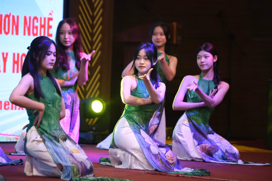 Một số tiết mục văn nghệ tại lễ trao giải do học sinh đến từ các trường THPT biểu diễn.