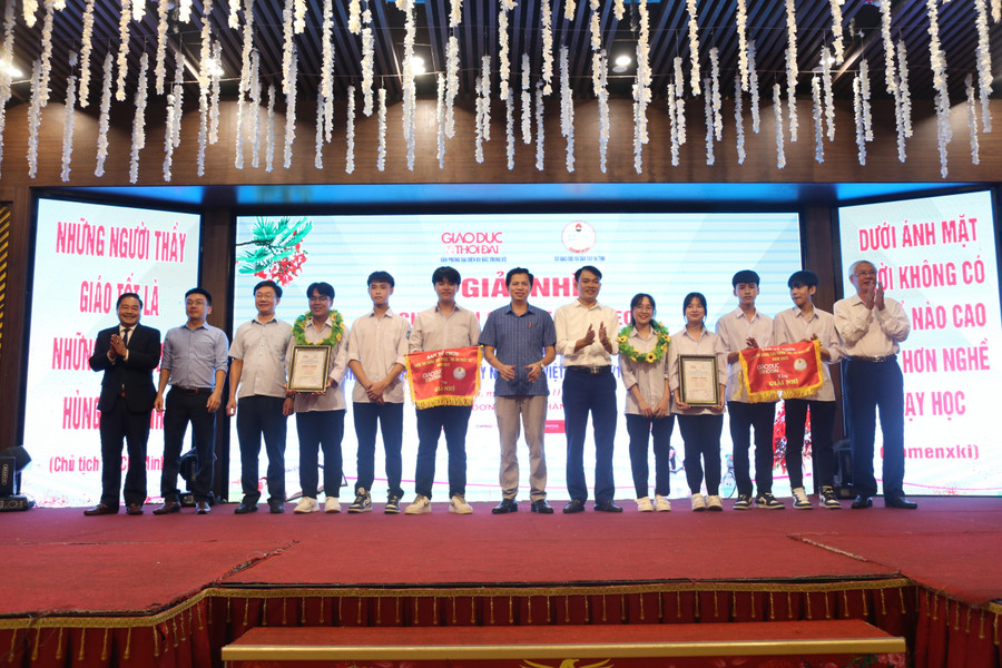 BTC trao giải 2 giải Nhì cho tác phẩm “Cảm ơn thầy” của lớp 11A – Trường THPT Lê Quý Đôn và tác phẩm “Thời gian” của BCH Đoàn Trường THPT Hương Sơn. BTC trao giải 2 giải Nhì cho tác phẩm “Cảm ơn thầy” của lớp 11A – Trường THPT Lê Quý Đôn và tác phẩm “Thời gian” của BCH Đoàn Trường THPT Hương Sơn.