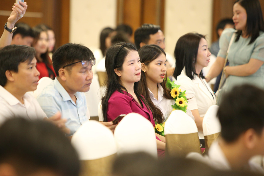 Nhiều thước phim gây xúc động cho người xem. Nhiều thước phim gây xúc động cho người xem.