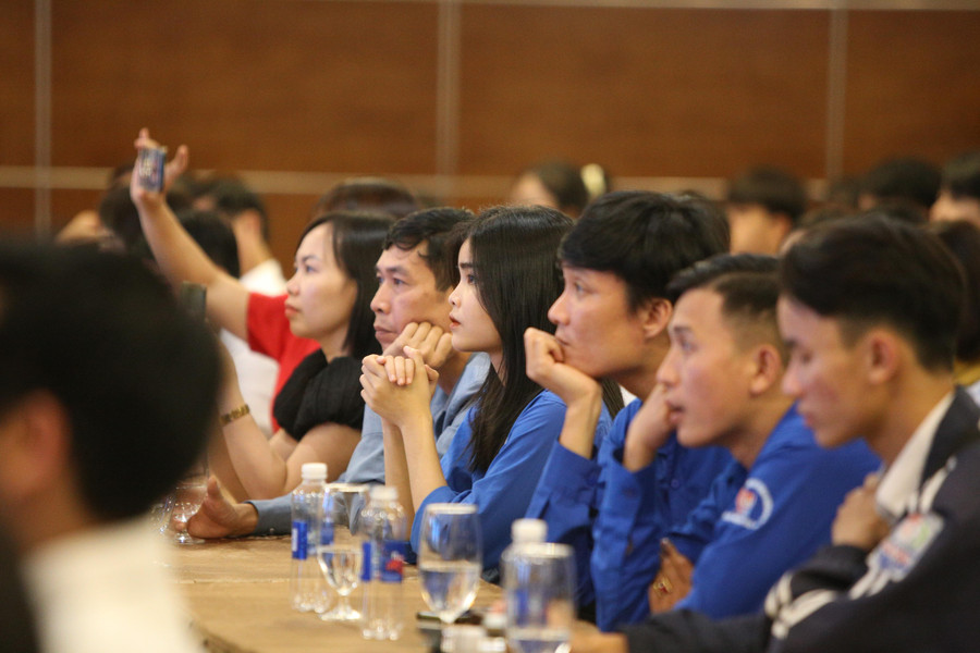 Buổi lễ có sự góp mặt của đông đảo cán bộ, giáo viên, học sinh các trường THPT trên địa bàn Hà Tĩnh. Buổi lễ có sự góp mặt của đông đảo cán bộ, giáo viên, học sinh các trường THPT trên địa bàn Hà Tĩnh.