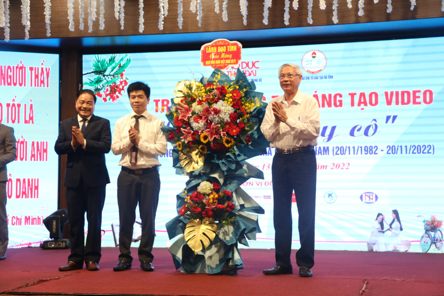 Đại diện lãnh đạo tỉnh Hà Tĩnh và ... Đại diện lãnh đạo tỉnh Hà Tĩnh và ...