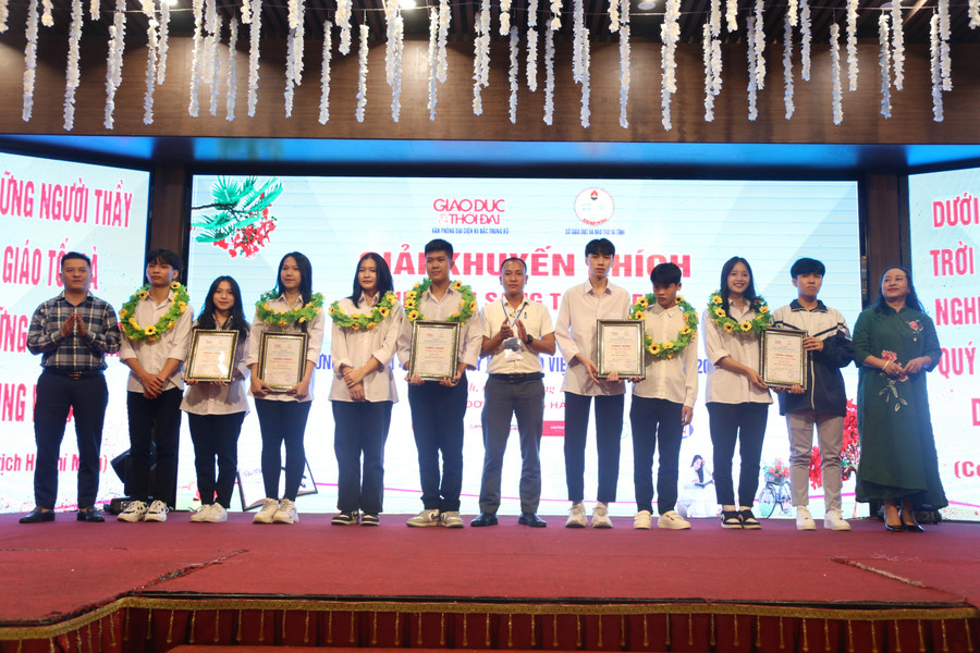 BTC trao 17 giải Khuyến khích. BTC trao 17 giải Khuyến khích.