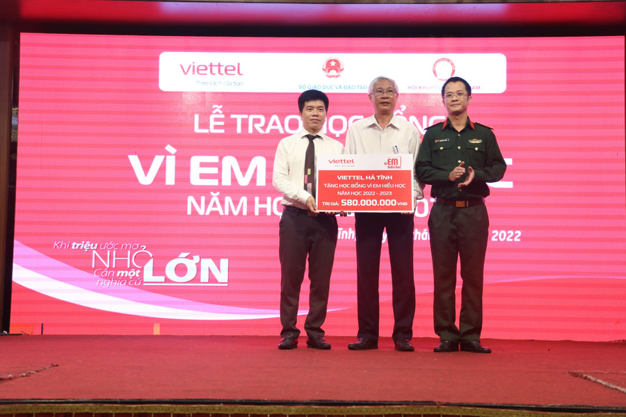 Tại lễ trao giải, công ty Viettel Hà Tĩnh trao biểu trưng trị giá 580 triệu đồng cho Hội khuyến học và Ngành giáo dục Hà Tĩnh tặng học sinh vùng bãi ngang. Tại lễ trao giải, công ty Viettel Hà Tĩnh trao biểu trưng trị giá 580 triệu đồng cho Hội khuyến học và Ngành giáo dục Hà Tĩnh tặng học sinh vùng bãi ngang.