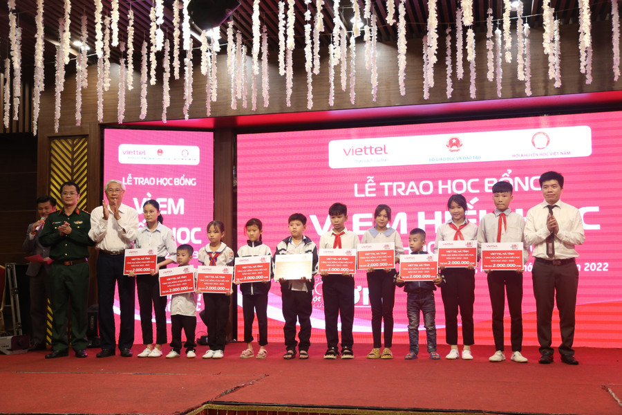 Viettel Hà Tĩnh trao các suất học bổng "Vì em hiếu học" cho các em học sinh có hoàn cảnh khó khăn. Viettel Hà Tĩnh trao các suất học bổng "Vì em hiếu học" cho các em học sinh có hoàn cảnh khó khăn.