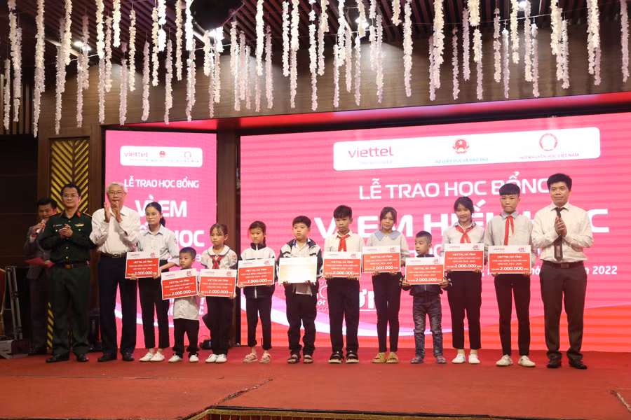 Viettel Hà Tĩnh trao các suất học bổng "Vì em hiếu học" cho các em học sinh có hoàn cảnh khó khăn.