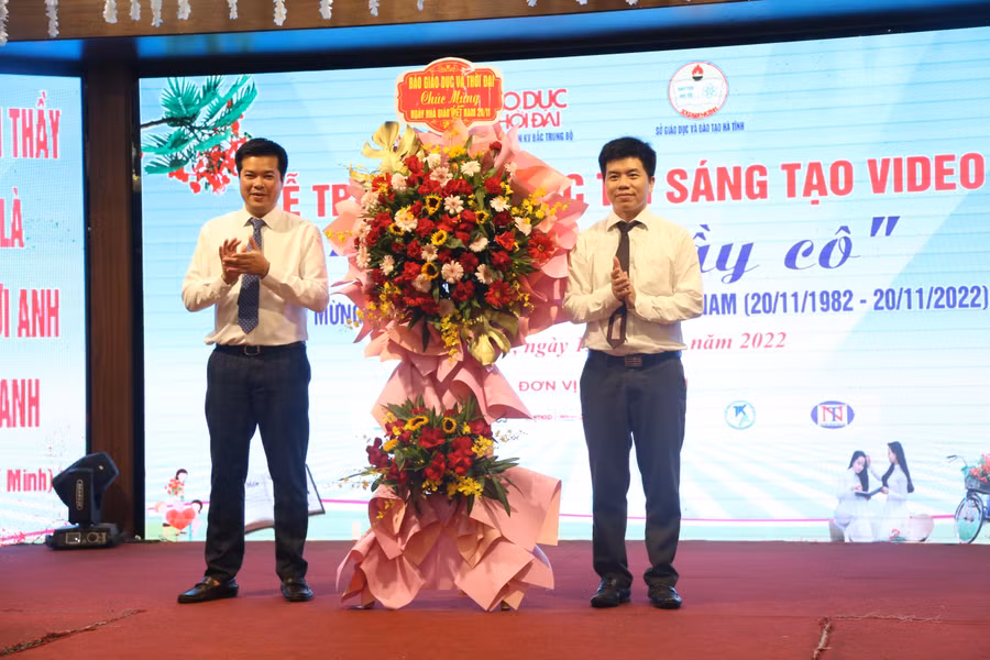 ... báo GD&TĐ khu vực Bắc Trung Bộ tặng hoa chúc mừng ngành Giáo dục Hà Tĩnh nhân dịp kỷ niệm 40 ngày Nhà giáo Việt Nam.