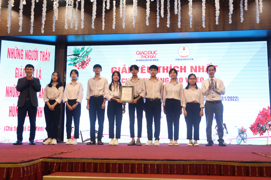 “Những điều thầy không kể” – Nhóm Warrior Trường THPT Nguyễn Đình Liễn giành giải Video được yêu thích nhất trên các nền tảng Facebook và Youtube. “Những điều thầy không kể” – Nhóm Warrior Trường THPT Nguyễn Đình Liễn giành giải Video được yêu thích nhất trên các nền tảng Facebook và Youtube.