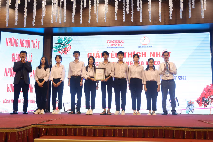 “Những điều thầy không kể” – Nhóm Warrior Trường THPT Nguyễn Đình Liễn giành giải Video được yêu thích nhất trên các nền tảng Facebook và Youtube.