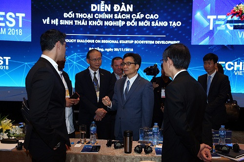 Phó Thủ tướng trao đổi với các diễn giả. Ảnh: VGP