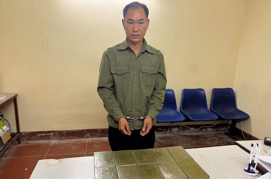 Đối tượng Mùa A Thào bị bắt giữ cùng 10 bánh heroin. Ảnh: Minh Phượng.