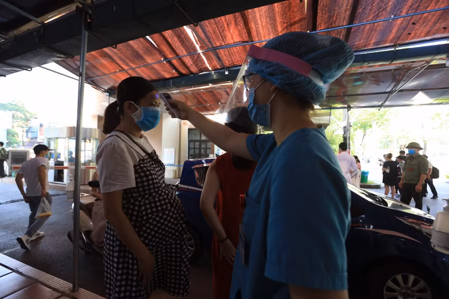 Từ sớm nhiều sản phụ đã có mặt tại Bệnh viện Thanh Nhàn để làm thủ tục vào tiêm vắc xin phòng Covid-19.