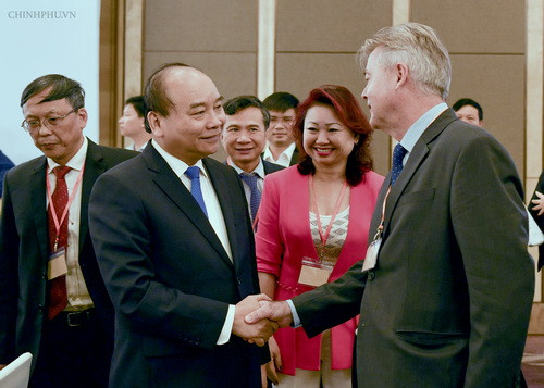 Thủ tướng trò chuyện với các đại biểu dự diễn đàn. Ảnh: VGP Thủ tướng trò chuyện với các đại biểu dự diễn đàn. Ảnh: VGP