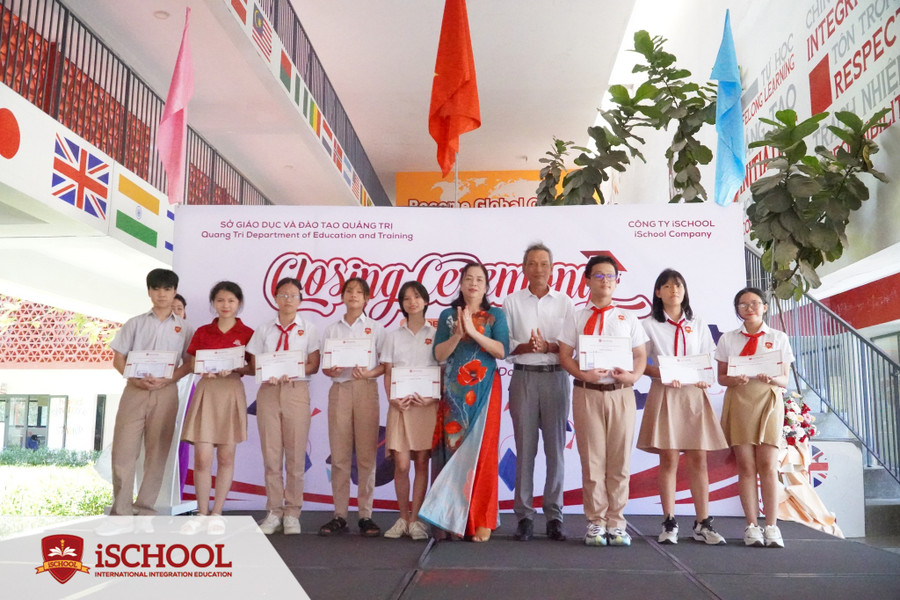 Lãnh đạo nhà trường trao thưởng cho học sinh bậc Tiểu học và THCS. Lãnh đạo nhà trường trao thưởng cho học sinh bậc Tiểu học và THCS.
