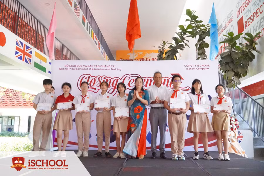 Lãnh đạo nhà trường trao thưởng cho học sinh bậc Tiểu học và THCS.