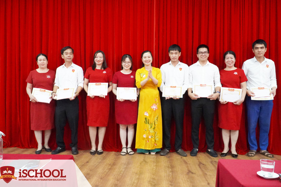 Cô giáo Dương Thị Thu Trang - Phó Hiệu trưởng iSchool Quảng Trị trao thưởng cho giáo viên, nhân viên đạt thành tích xuất sắc trong năm học 2022 - 2023. Cô giáo Dương Thị Thu Trang - Phó Hiệu trưởng iSchool Quảng Trị trao thưởng cho giáo viên, nhân viên đạt thành tích xuất sắc trong năm học 2022 - 2023.