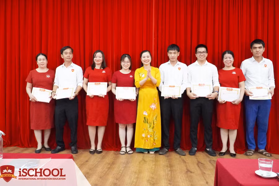 Cô giáo Dương Thị Thu Trang - Phó Hiệu trưởng iSchool Quảng Trị trao thưởng cho giáo viên, nhân viên đạt thành tích xuất sắc trong năm học 2022 - 2023.