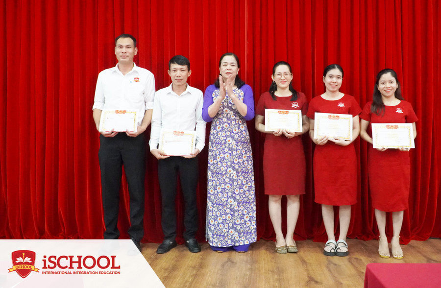 Thạc sỹ Trần Thị Ngọ - Hiệu trưởng iSchool Quảng Trị trao thưởng cho giáo viên, nhân viên đạt thành tích xuất sắc trong năm học 2022 - 2023. Thạc sỹ Trần Thị Ngọ - Hiệu trưởng iSchool Quảng Trị trao thưởng cho giáo viên, nhân viên đạt thành tích xuất sắc trong năm học 2022 - 2023.