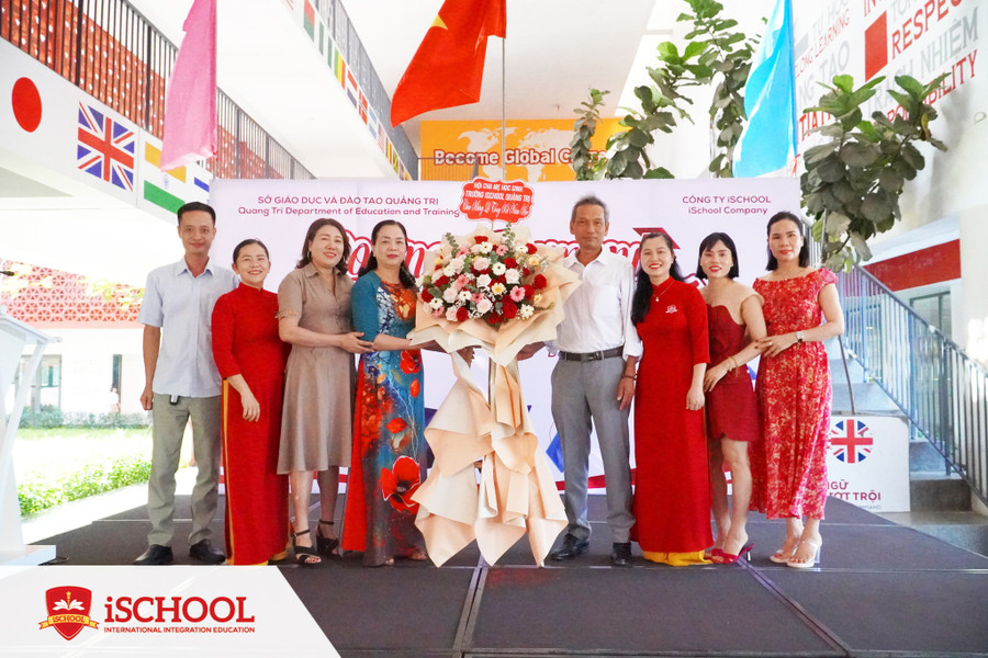Ban đại diện cha mẹ học sinh tặng hoa chúc mừng thành tích của nhà trường trong năm học 2022 - 2023. Ban đại diện cha mẹ học sinh tặng hoa chúc mừng thành tích của nhà trường trong năm học 2022 - 2023.