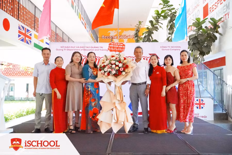 Ban đại diện cha mẹ học sinh tặng hoa chúc mừng thành tích của nhà trường trong năm học 2022 - 2023.