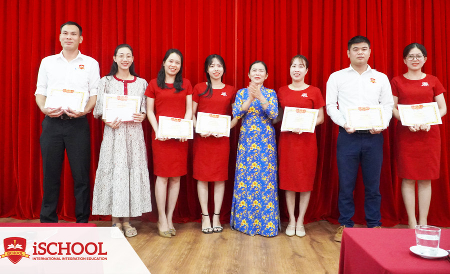 Cô Trần Thị Lý - Phó Hiệu trưởng iSchool Quảng Trị trao thưởng cho giáo viên, nhân viên đạt thành tích xuất sắc trong năm học 2022 - 2023. Cô Trần Thị Lý - Phó Hiệu trưởng iSchool Quảng Trị trao thưởng cho giáo viên, nhân viên đạt thành tích xuất sắc trong năm học 2022 - 2023.