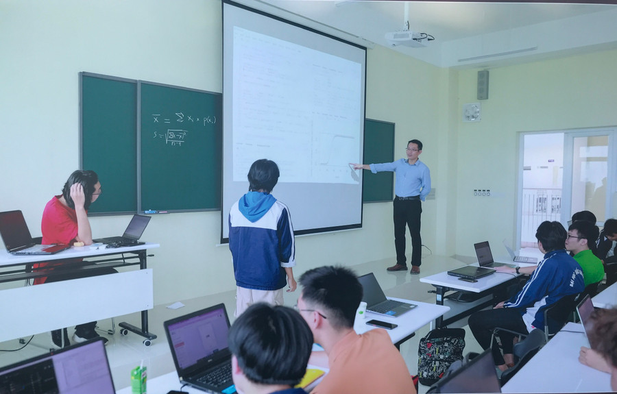 Trên giảng đường HT tại Hòa Lạc của sinh viên Trường Đại học Việt - Nhật.