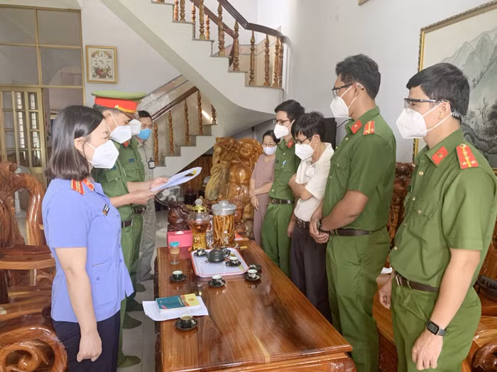 Cơ quan chức năng đọc các quyết định và lệnh bắt đối với bị can Đoàn Thế Nam.