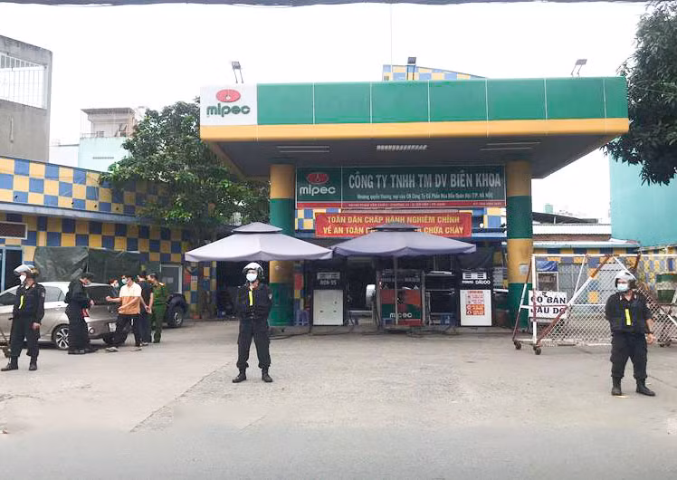 Cơ quan chức năng tiến hành phong toả điểm bán xăng của Công ty TNHH thương mại dịch vụ Biên Khoa. Ảnh: Công an Đồng Nai.